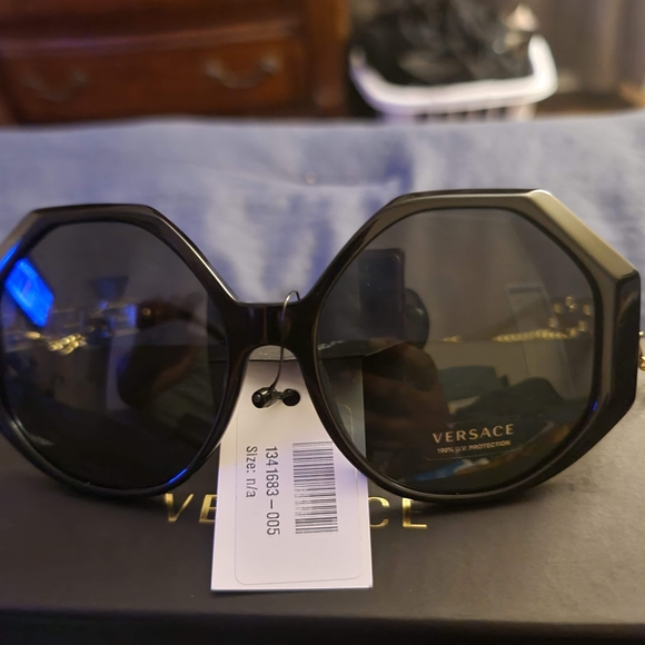 Versace sunglasses, with Versace chain - Picture 3 of 5